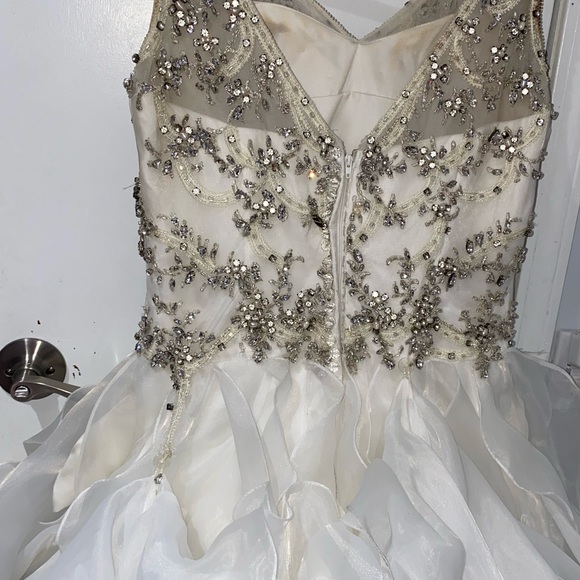 Selling this gorgeous V-Neck Ruffle Wedding Dress for Bride - Picture 7 of 9